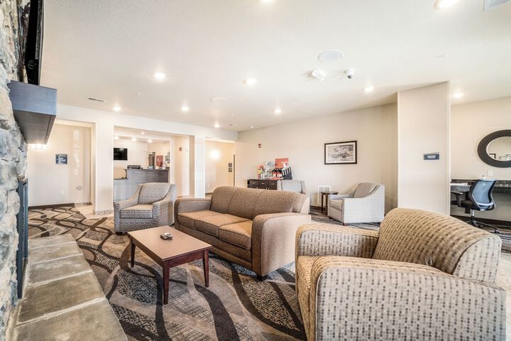 Cobblestone Hotel & Suites - Newport