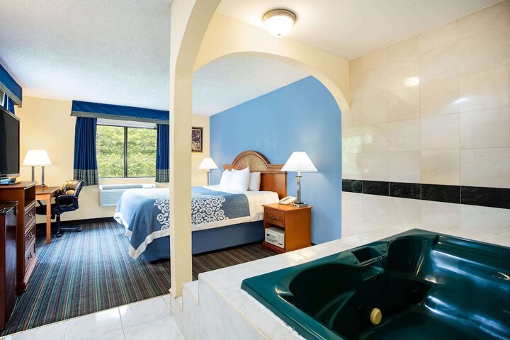 Room 6 of 25