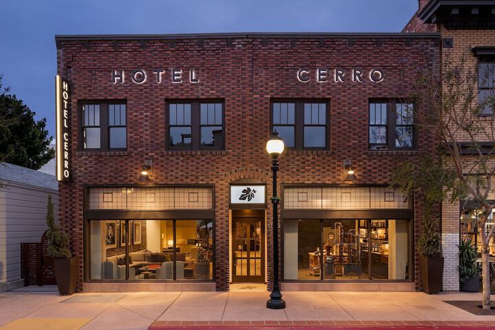 Hotel 2 of 100