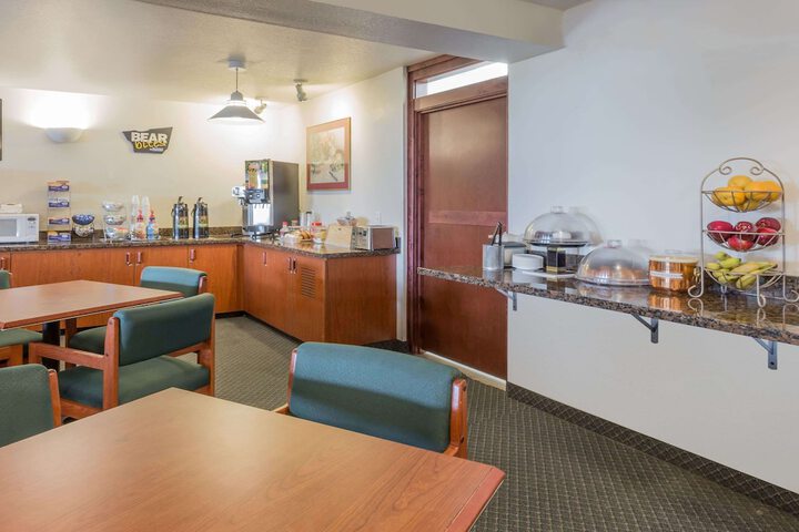 Travelodge Suites by Wyndham Newberg