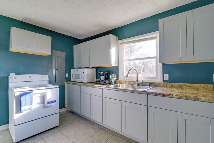 Walkable Hopkinsville Home w / Yard!