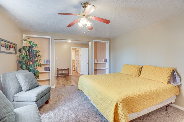 Charming Gadsden Home w / Golf Course Views!