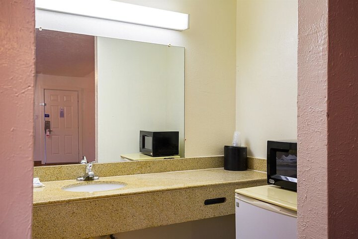 Motel 6 Madisonville TX