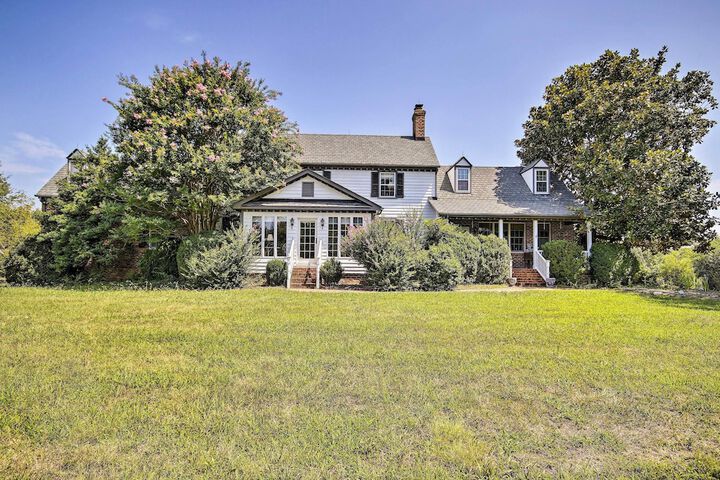 Terre Haute Manor Farmhouse w / Gardens & Deck!