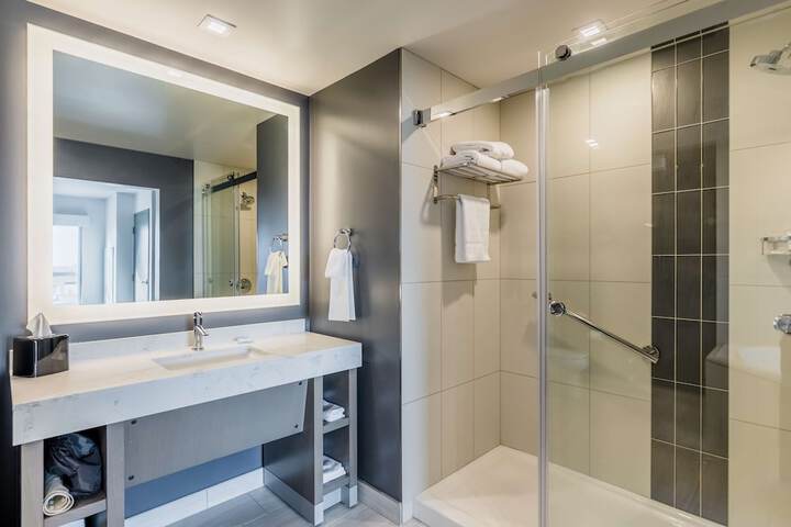 Hyatt House Winnipeg-South / Outlet Collection