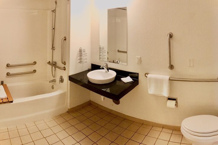 Travelodge by Wyndham Madison Heights MI
