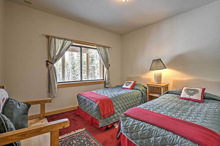 Expansive Alma Cabin w / Hot Tub & Mountain Views!