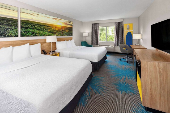 Days Inn & Suites by Wyndham Morris / I-80