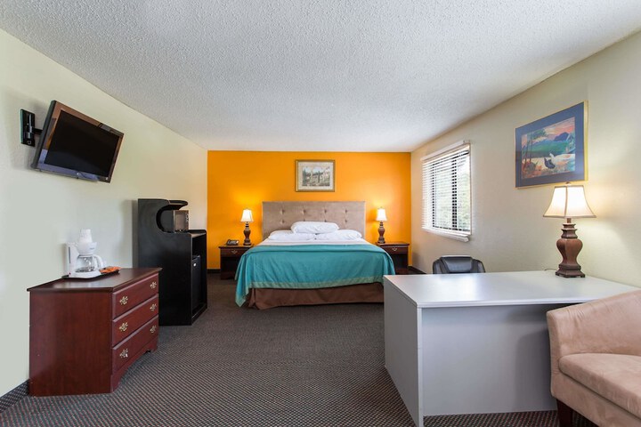 Room 7 of 12