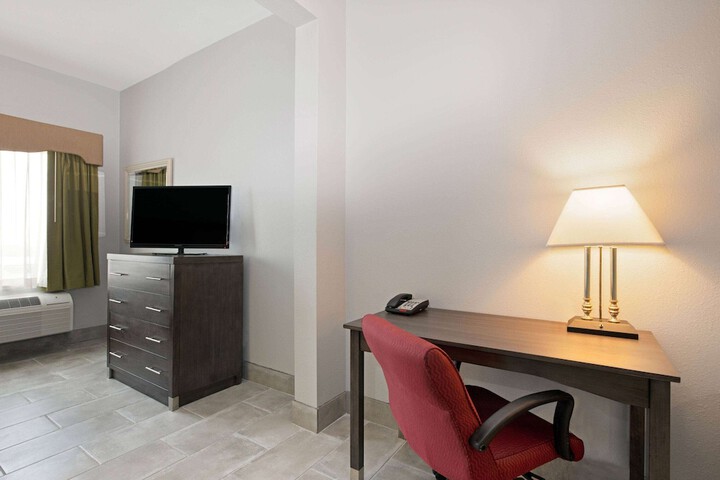 La Quinta Inn & Suites by Wyndham Omaha Airport Downtown