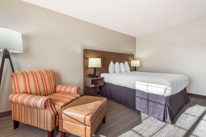 Country Inn & Suites by Radisson Watertown, SD