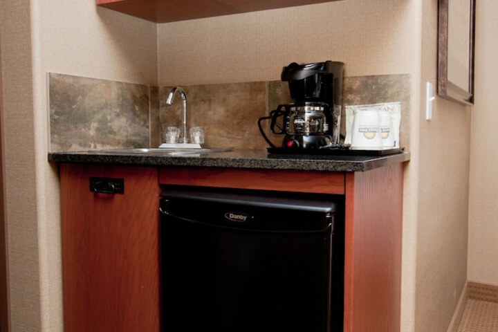 Days Inn & Suites by Wyndham Strathmore