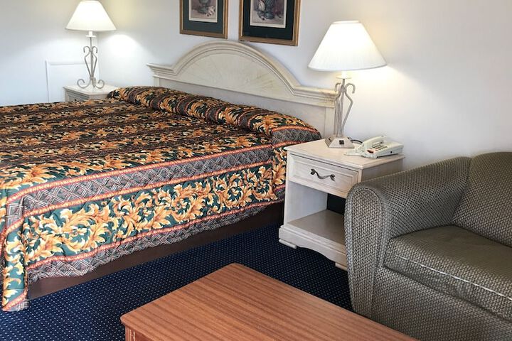 Room 4 of 8