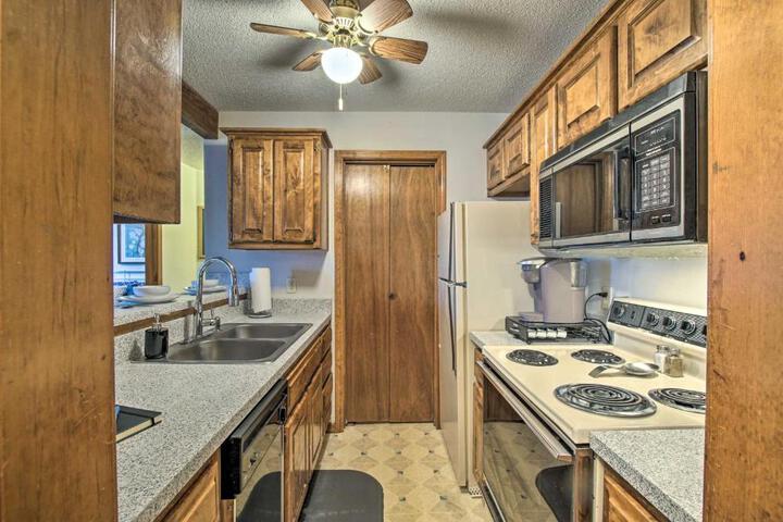 Shawnee Condo 10 Mi to Downtown Kansas City!