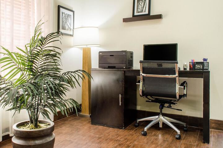 Business Center 33 of 36