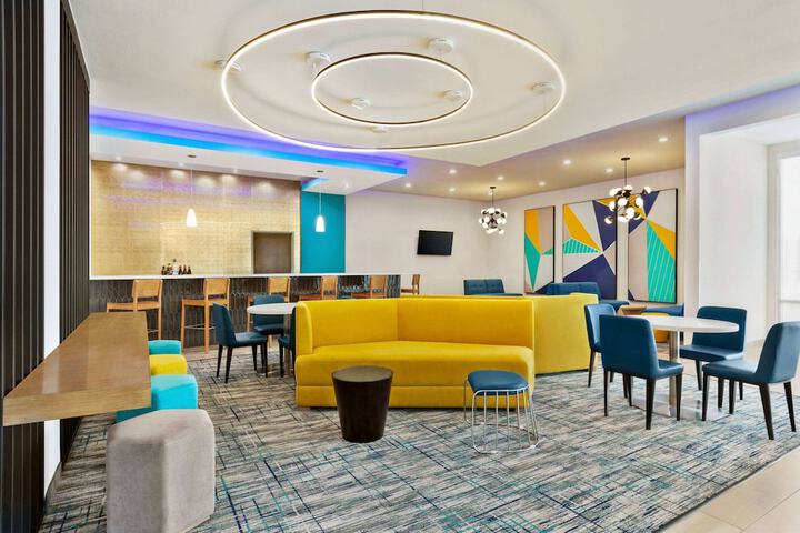 Lounge 63 of 69