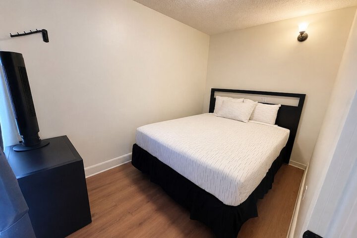 H & H Motor Lodge