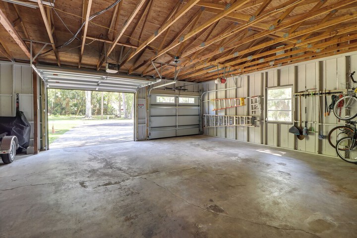 Charming Canalfront Retreat w / Double Boat Slip!