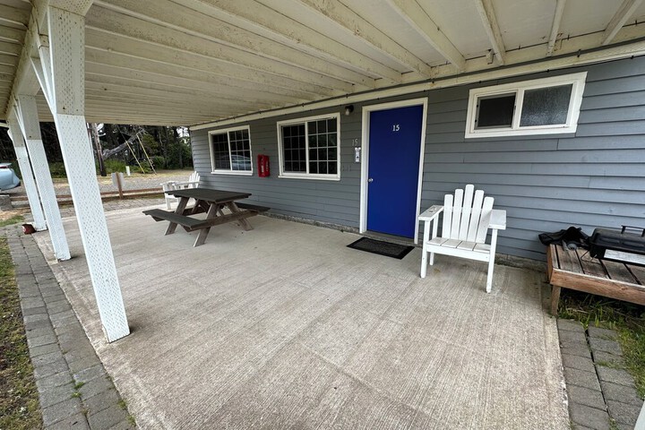 Tillicum Beach Motel (Deanes Oceanfront Lodge)