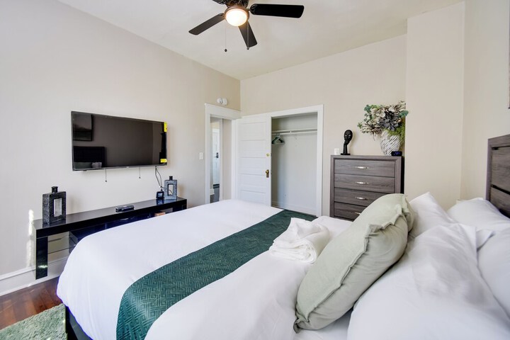 Waterfront Portsmouth Apt: 1 / 2 Mi to Dtwn & Ferry
