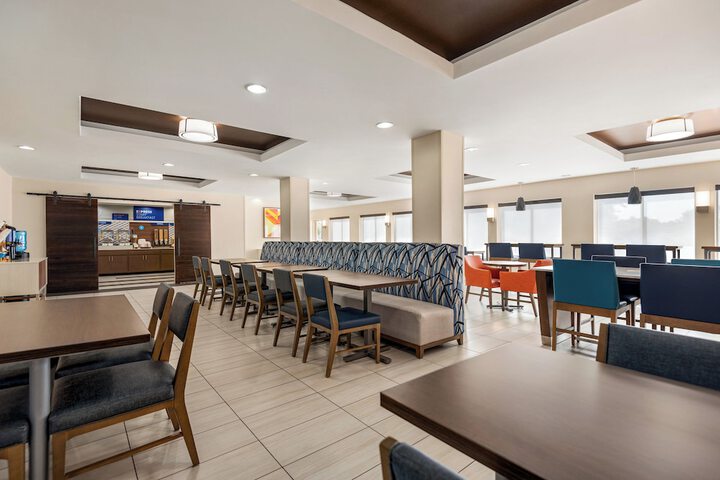 Holiday Inn Express Hotel & Suites Fredericksburg by IHG