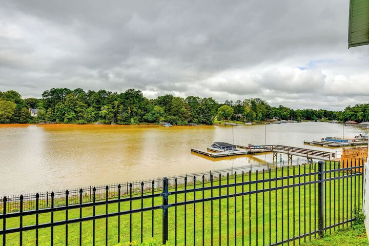 Waterfront Lake Norman Cabin w / Screened Porch!