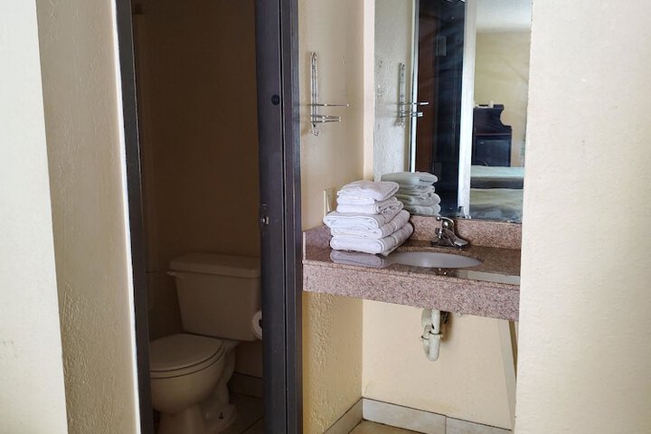 Room 4 of 6