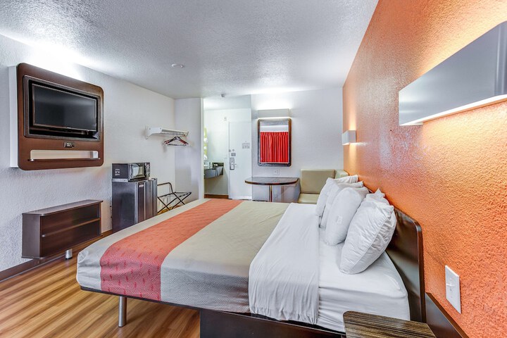 Room 14 of 30