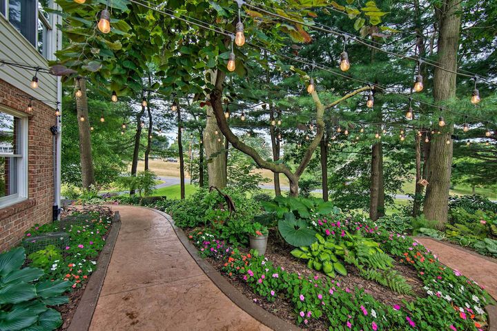 Charming Apartment w / Yard & Beautiful Gardens!