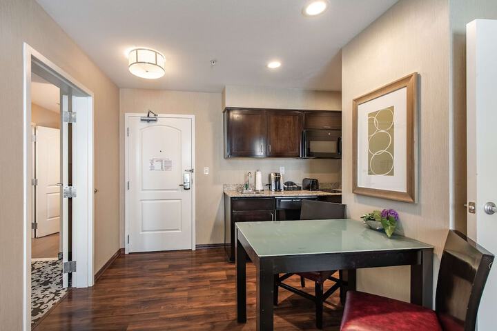 Homewood Suites by Hilton Oxnard / Camarillo