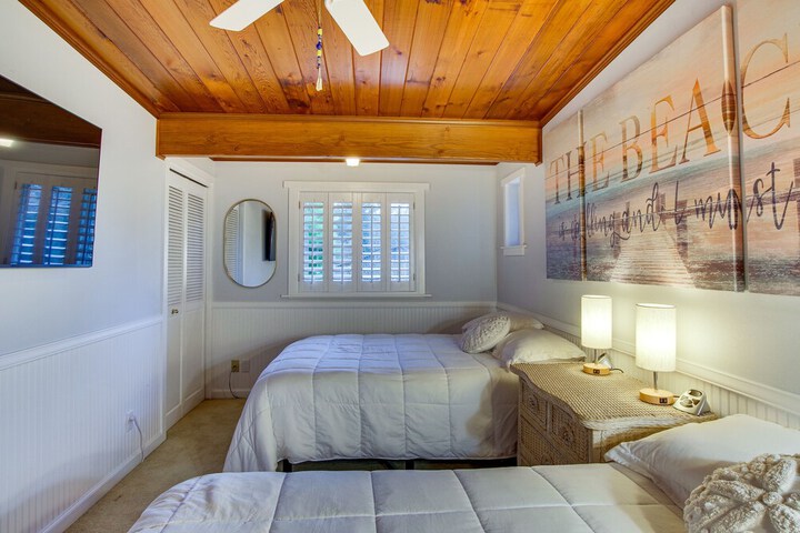 Puget Sound Cottage w / Private Community Beach!