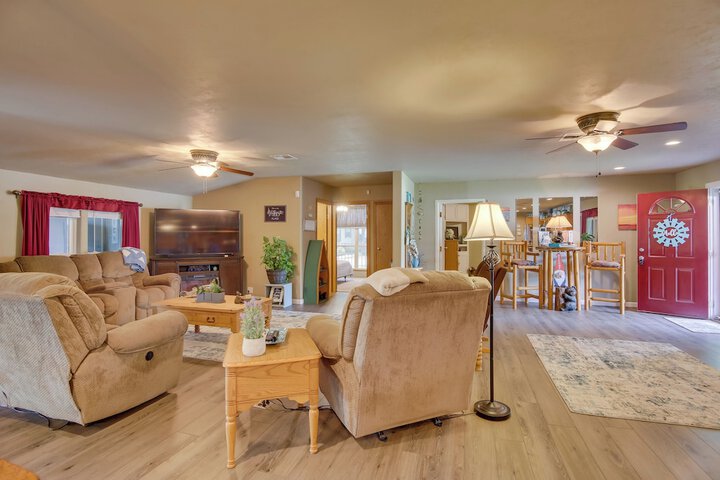 Cozy Lake Eufaula Hideaway w / Fire Pit & Hot Tub!