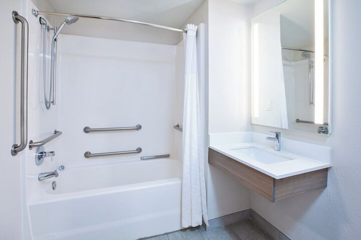 Holiday Inn Express & Suites Milwaukee Nw Park Place by IHG