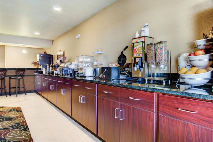Castle Rock Inn & Suites