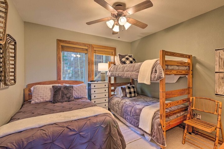 Mountain Air Condo w / Deck & Views Pets Welcome!
