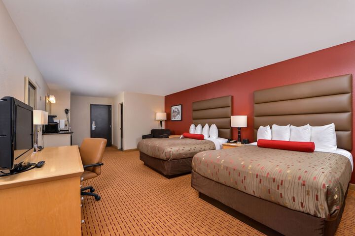 Clackamas Inn & Suites