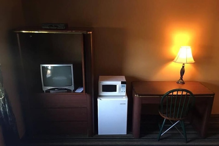 Room 4 of 8