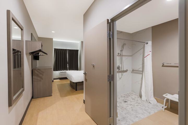 Room 21 of 34