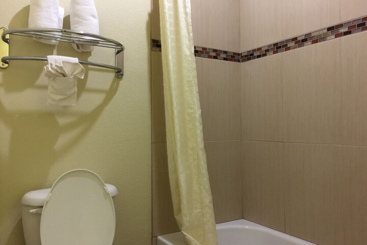 Pearsall Inn & Suites