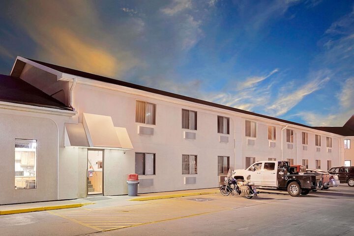 Super 8 by Wyndham O Neill NE