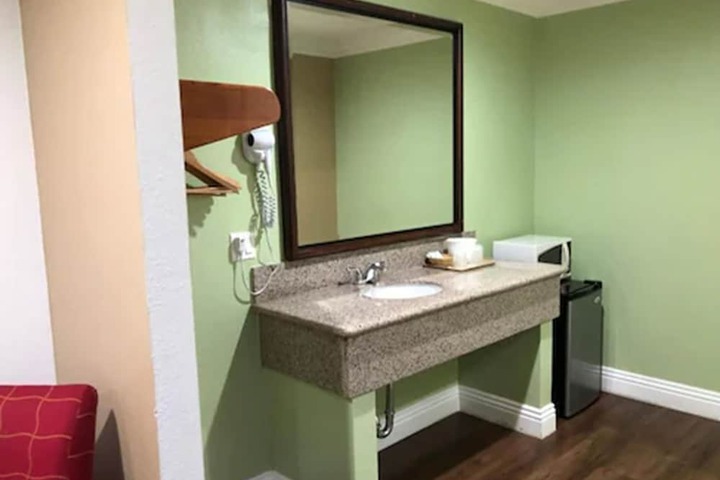 Room 12 of 27