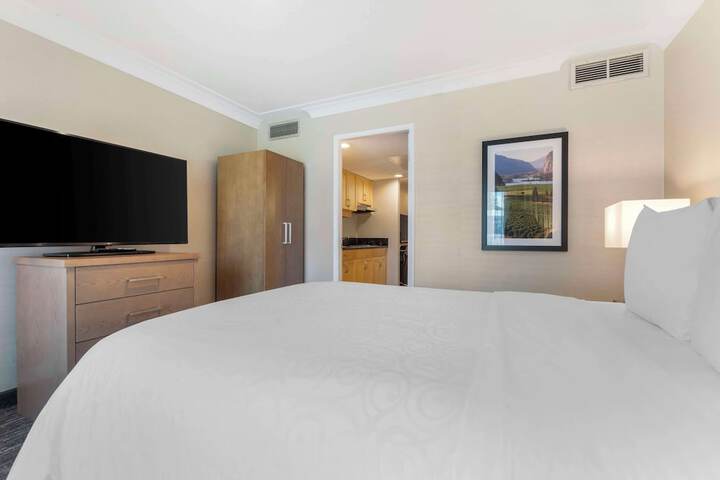Best Western Plus Kelowna Hotel & Suites
