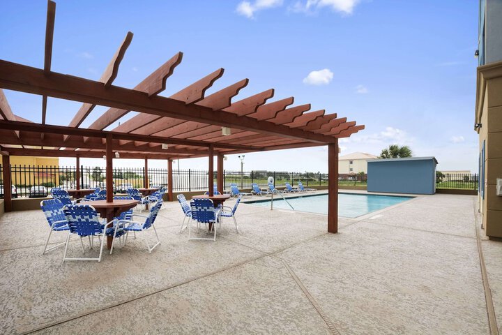 Days Inn & Suites by Wyndham Galveston West / Seawall