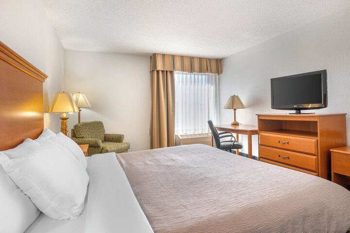 Quality Inn & Suites Near Amish Country
