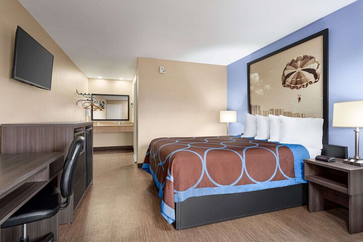 Room 21 of 38