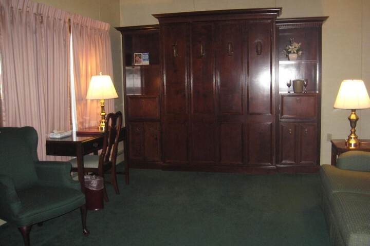 Lockport Inn & Suites