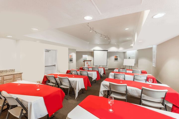 Hawthorn Suites by Wyndham Victorville