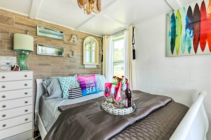 Oceanfront White Stone Cottage w / Private Beach!