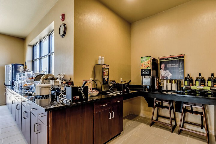 Cobblestone Inn & Suites - Waverly