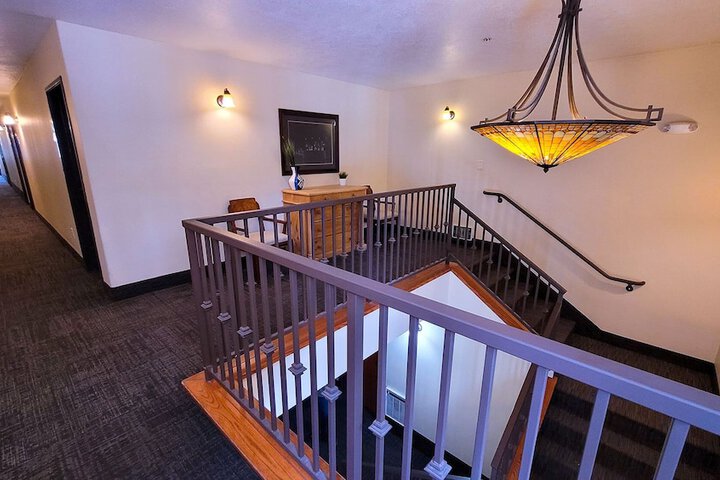 Ballroom/Hall 18 of 21